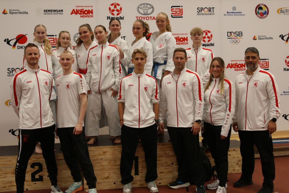 Kata Team Hessen: Vorne rechts: Leistungssportreferent Christian Bonsiep, daneben die Kata Landestrainer Sophie Wachter und Thorsten Steiner sowie links außen: Betreuer Markus Seitz und daneben Betreuer Noel Seitz    Bild: Martina Bier für den HFK