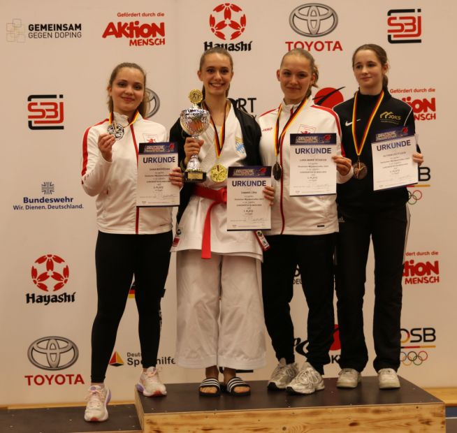 Links: Dana Baghdjian, Silber Junioren Kata Mädchen
Zweite von rechts: Lara Marie Schäfer, Bronze Junioren Kata Mädchen    Bild: Martina Bier für den HFK