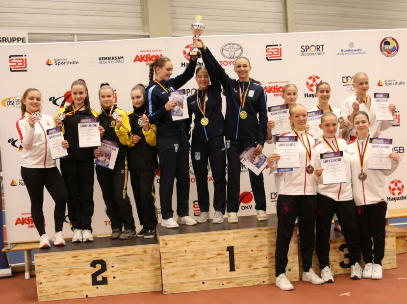 Links außen: Dana Baghdjian mit der Kampfgemeinschaft SC Judokan/Kime Budosport, rechts: LV Hessen Junioren Kata Team Mädchen     Bild: Martina Bier für den HFK