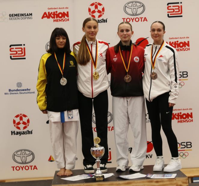 Zweite von links: Maria Ruppel, Junioren Kumite Mädchen -53 Kilo: Gold    Bild: Martina Bier für den HFK