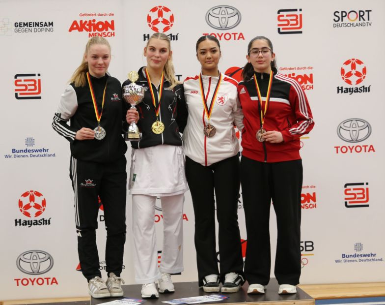 Zweite von rechts: Davary Phok, Junioren Kumite Mädchen -59 Kilo: Bronze    Bild: Martina Bier für den HFK