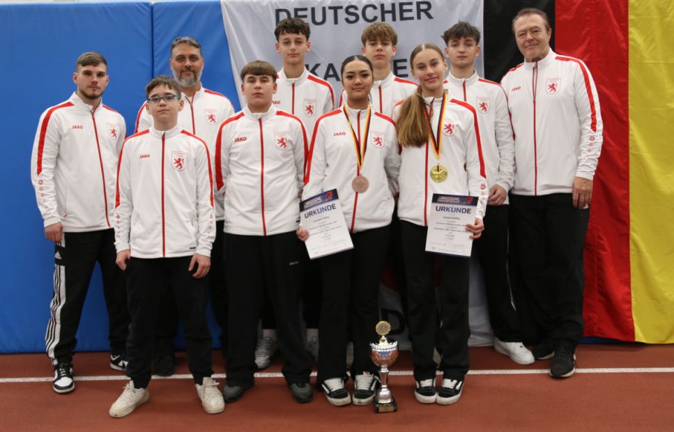 Kumite Team Hessen mit dem Landestrainer Alexander Lang (rechts), Betreuer Maxim Harisow (links), Leistungssportreferent Christian Bonsiep (hinten links). Rechts vorne: Maria Ruppel (Gold) und daneben Davary Phok (Bronze)    Bild: Martina Bier für den HFK