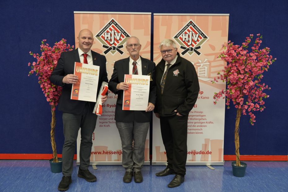 Michaelo Walter (links) und Werner Müller (Mitte) wurden von HJV-Präsident Sven Deeg ausgezeichnet.    Bild: Carsten Loos