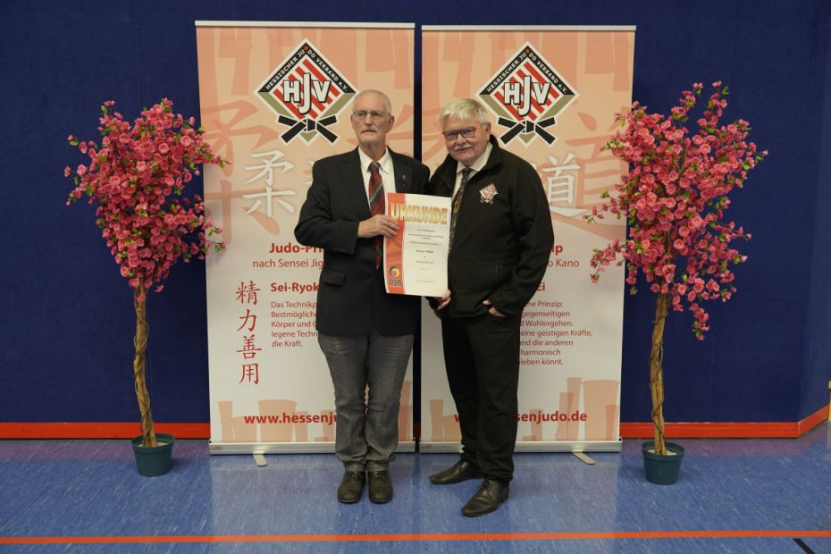 Werner Müller erhält die Urkunde zur Ehrennadel in Gold des DJB.    Bild: Carsten Loos