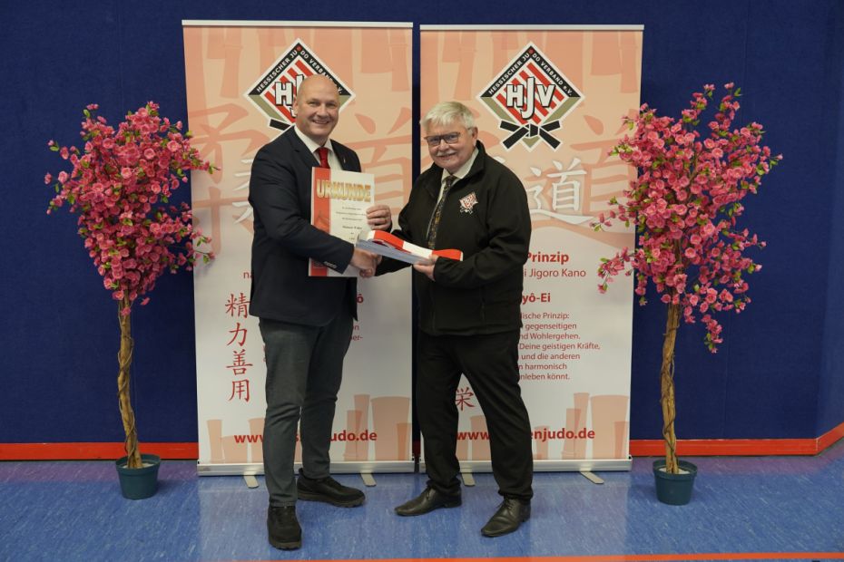 Michaelo Walter erhält die Urkunde zum 6. Dan.    Bild: Carsten Loos