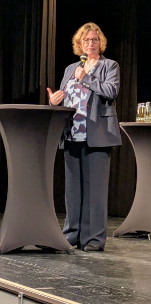Staatssekretärin Katrin Hechler begrüßte die Gäste und fand lobende Worte für die Messe in Künzell und das besondere Engagement der Kolleginnen und Kollegen beim Landkreis und der Stadt Fulda.    Bild: Harald Piaskowski