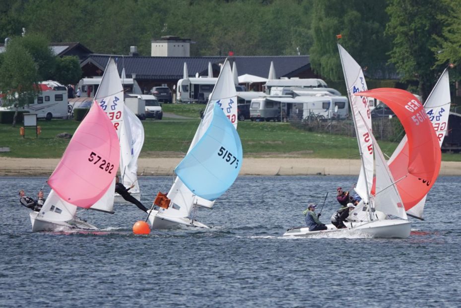 Positionskampf der 420er bei der Ranglistenregatta im Frühjahr 2025 Bild: SCWw