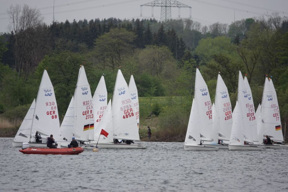 Positionskampf der 470er bei der Ranglistenregatta im Frühjahr 2025 Bild: SCWw