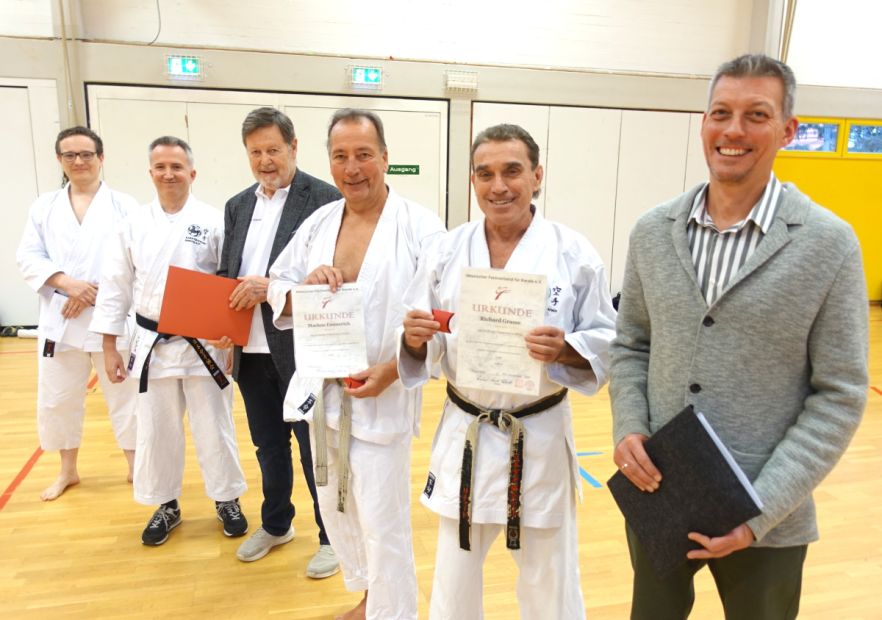 Von links: Michael Ahl, Tobias Kern (Trainer im Karateverein), der Präsident des Hessichen Fachverbandes für Karate Reinhard Schmidt-Echardt, Markus Emmerich 7. Dan, Richard Grasse 6. Dan und Dieburgs Bürgermeister Fank Haus.    Bild: Richard Grasse für den HFK