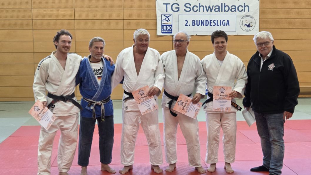 Von links nach rechts: Patrick Görner, Ralf Bacher (Abteilungsleiter Judo TG Schwalbach)
Werner Wagner, Michael Görner, Fabian Görner, Sven Deeg (HJV Präsident) Bild: Yvonne Wagner