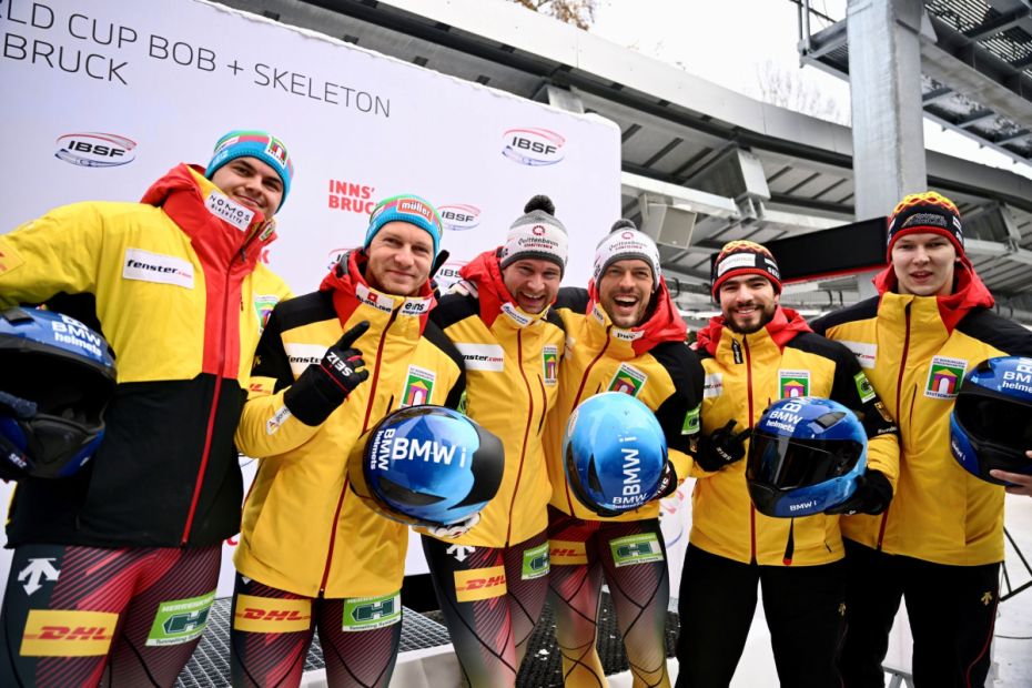 Tim Becker und Adam Ammour (von rechts) waren mit ihrem Abschneiden im Zweierbob recht zufrieden    Bild: Viesturs Lacis