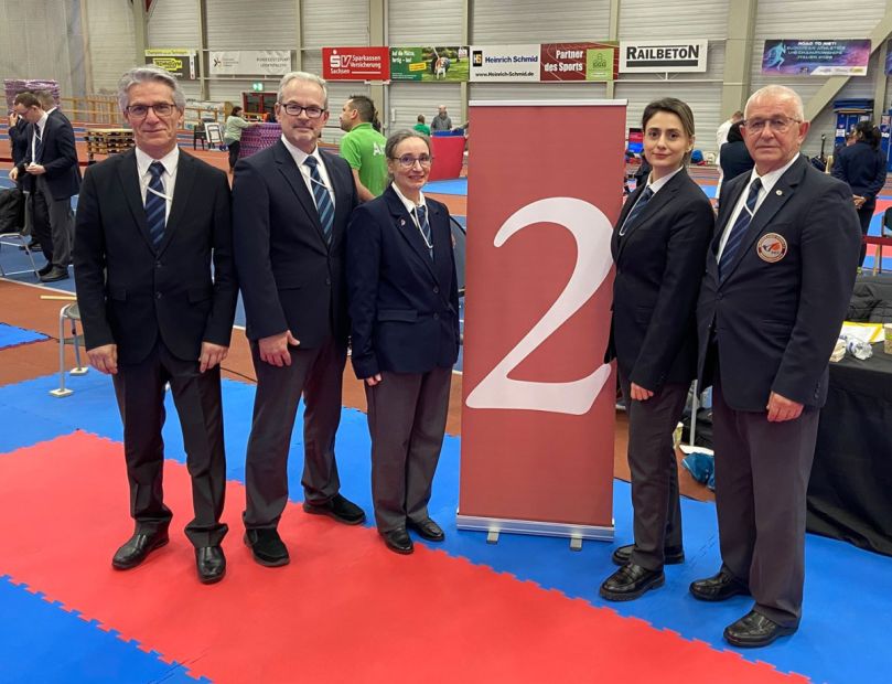Von links nach rechts das Kampfrichter Team Hessen mit: Ali Nedaee, Thomas Luh, Katja Moder, Forough Yaghoubi und Peter Bancov    Bild: Thomas Luh (Kampfrichter) für den HFK