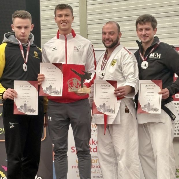 Rechts außen: Eduard Lichonin, Kategorie Kata Leistungsklasse männlich: Bronze     Bild: Eduard Lichonin für den HFK