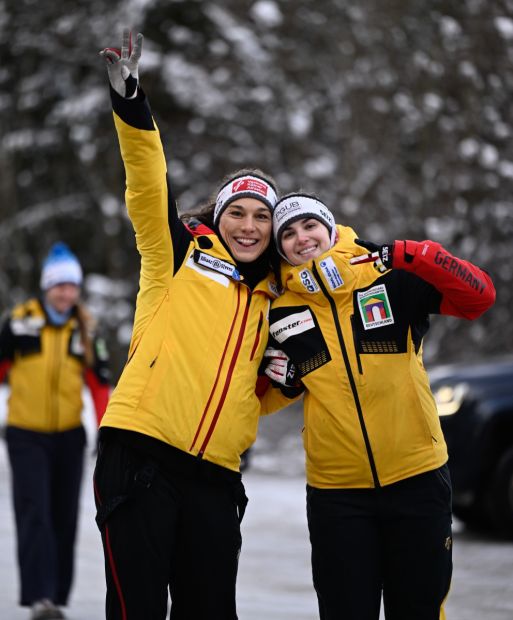 Gute Laune bei Leonie Fiebig und Kim Kalicki (von links) nach Platz 3    Bild: Viesturs Lacis