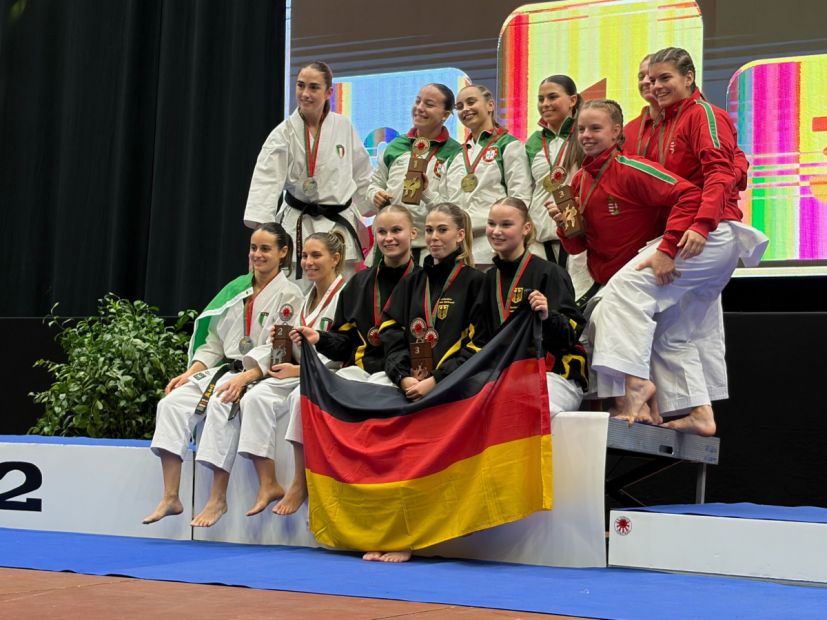 Rechts unten: Kata Team Senior mit Anika & Nathalie Jürgensmann, sowie Julie Stevens, Bronze    Bild: Julie Stevens für den HFK