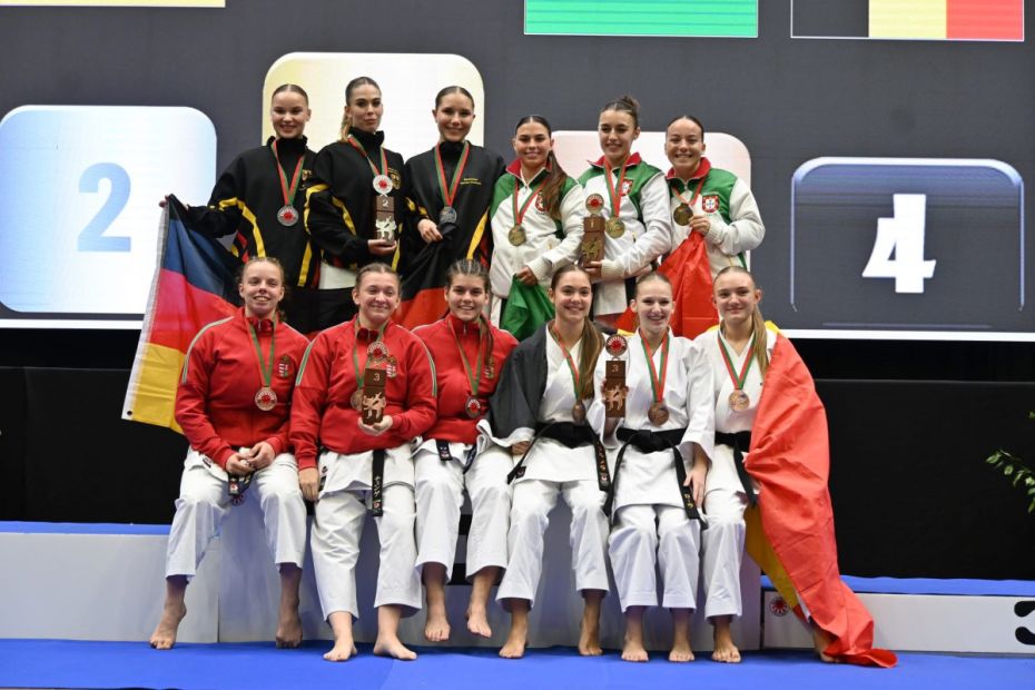 Links hinten stehend von links außen: Anika Jürgensmann, Julie Stevens & Clara Ewald, Kata Team weiblich U-21, Bronze    Bild: Julie Stevens für den HFK