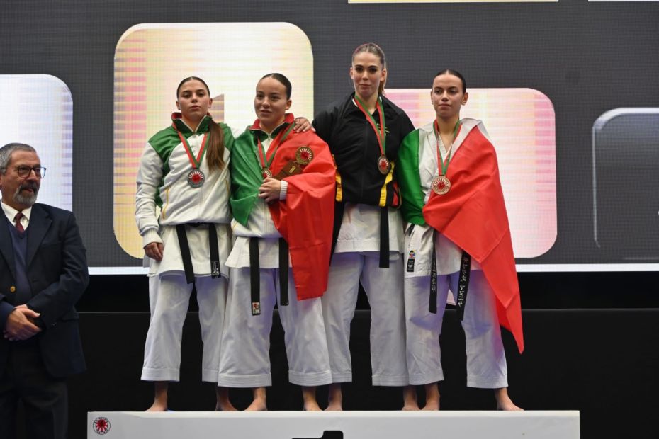 Zweite von rechts: Julie Stevens, Bronze Kata Einzel weiblich U-21    Bild: Julie Stevens für den HFK