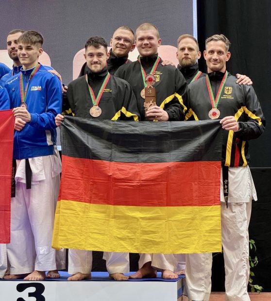 Kumite Team Herren v.l.: Edgard Merkine, Marvin Bier, Kevin Ernst, Jochen Kraemer, Benjamin Eck, Bronze    Bild: Marvin Bier für den HFK