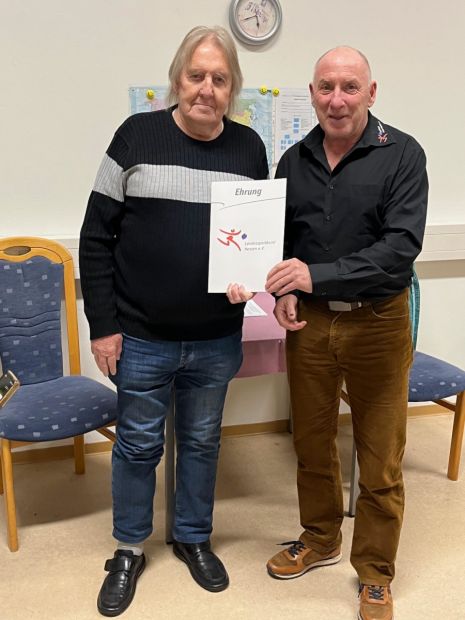 Emil Krah vom Fuldaer Sportverein für Sport und Gesundheit erhält vom Sportkreisvorsitzenden die lsb h Ehrenurkunde im Auftrag der Präsidentin Juliane Kuhlmann    Bild: Fuldaer Verein für Sport und Gesundheit