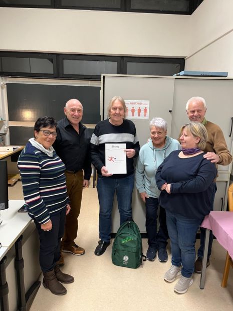 Das Vorstandsteam gratuliert - v. l. Hannelore Ruppel (stv. Vorsitzende), Harald Piaskowski, Emil Krah, Roswitha Fischer (ausscheidende Schriftführerin), Manfred Wiegel (Vorsitzender), Sabine Wagner (neu gewählte Schriftführerin)    Bild: Fuldaer Verein für Sport und Gesundheit