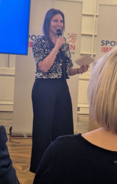 Eine "glänzende" Moderation - Julia Nestle von Hitradio FFH - führte souverän durch den Ehrungsabend. Bild: Harald Piaskowski