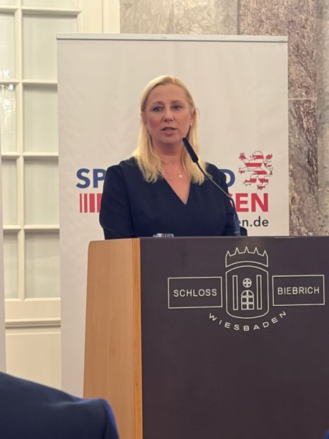 "Sportministerin" Diana Stolz bei ihrer Eingangsrede Bild: Carsten Möller