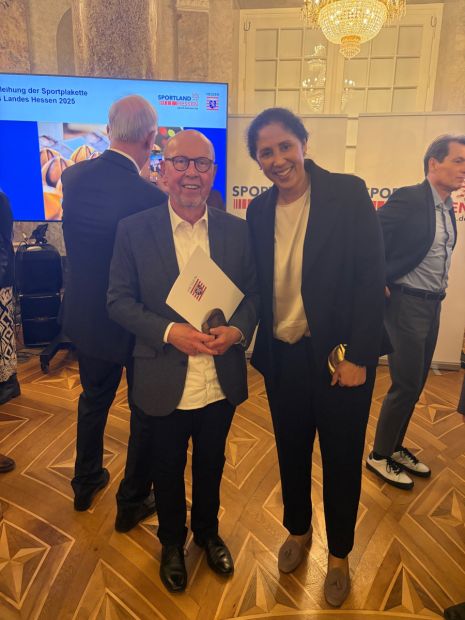 Steffi Jones wurde mit der "Goldenen Sportplakette" des Landes Hessen ausgezeichnet. Diese wurde erst zum dritten Mal verliehen. Ihre Vorgänger sind Dr. Rolf Müller (lsb h Präsident a. D.) und Fabian Hambüchen.
Gerne hat sich Hein-Peter Möller mit ihr "ablichten lassen". Bild: Carsten Möller