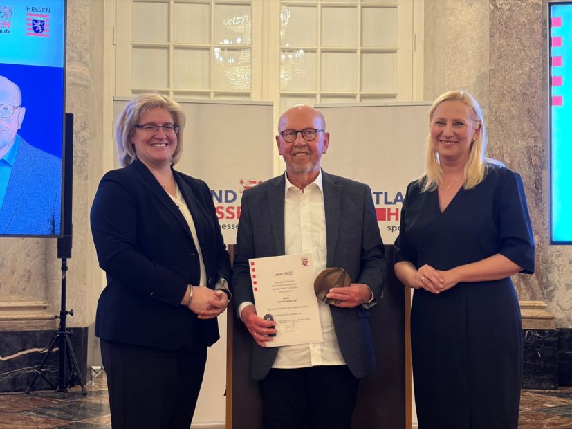 "Sportministerin" Diana Stolz und lsb h Präsidentin Juliane Kuhlmann (links) zeichnen den Ehrenvorsitzenden des Sportkreis Fulda-Hünfeld für sein jahrzentelanges Engagement mit der Sportplakette des Landes Hessen aus. Bild: Carsten Möller