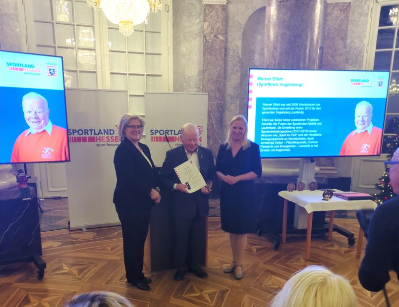 Viele Jahre waren sie gemeinsam aktiv - Werner Eifert vom Sportkreis Vogelsberg und Hein-Peter Möller. Auch Werner Eifert bekam die Sportplakette für seinen Einsatz, u. a. als Sportkreisvorsitzender des Vogelsbergkreises Bild: Harald Piaskowski