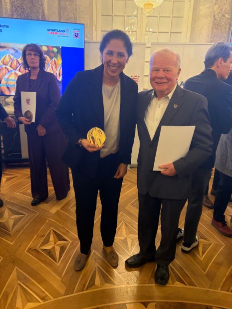 Auch Werner Eifert hat Steffi Jones gratuliert und ein Erinnerungsfoto schießen lassen. Bild: Carsten Möller