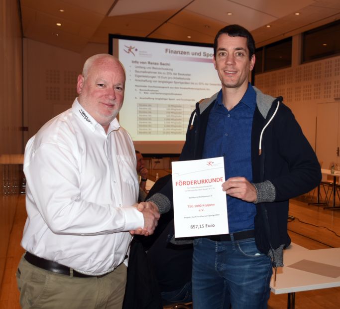 Im Rahmen der Info-Veranstaltung "Sportkreis on tour" hat Sportkreis-Vorsitzender Jörg Pöschl (links) dem Vorsitzenden der TSG Köppern, David Faulstich. einen Förderbescheid über 857,15 Euro überreicht.    Bild: Gerhard Strohmann
