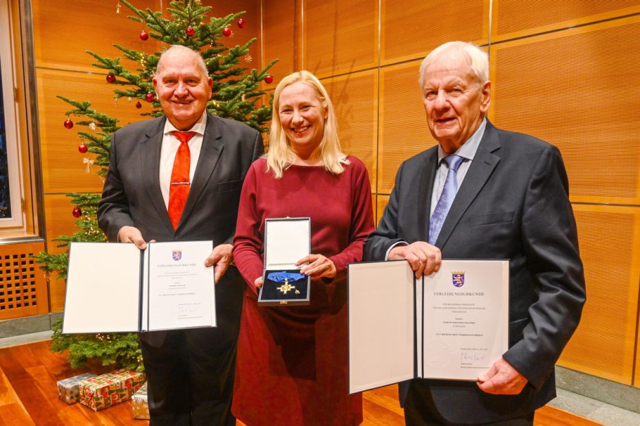 Staatsministerin Diana Stolz h&auml;ndigt die Hessischen Verdienstorden an (v. l.) Norbert M&ouml;ller und Ulrich Manthei aus.
    Bild: Hessische Staatskanzlei | Paul Müller