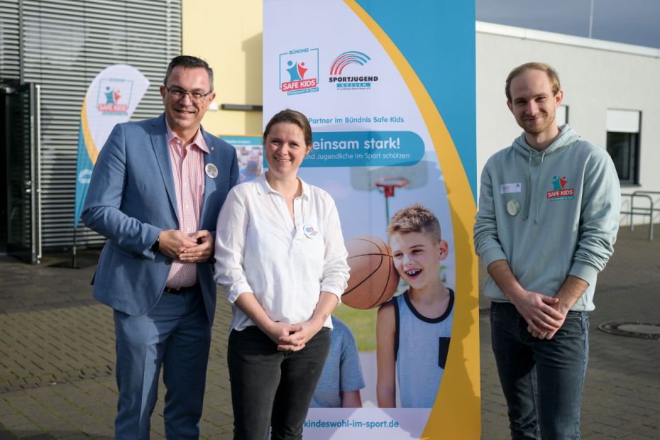 Das Foto zeigt (von links) Alexander Bauer (Kinderschutzbeauftragter des Landes Hessen), Malin Hoster (Vorsitzende der Sportjugend Hessen) und Amadeus Itzenhäuser (Sportjugend-Vorstandsmitglied für das Referat Kindeswohl und Junges Engagement).
Bild: Kai Peters