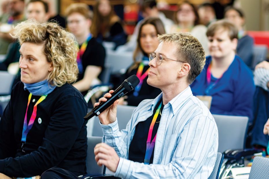 Die Podiumsdiskussion stieß auf großes Interesse. Einige Teilnehmende meldeten sich mit eigenen Beiträgen und Fragen zu Wort.Foto: Sportjugend Hessen