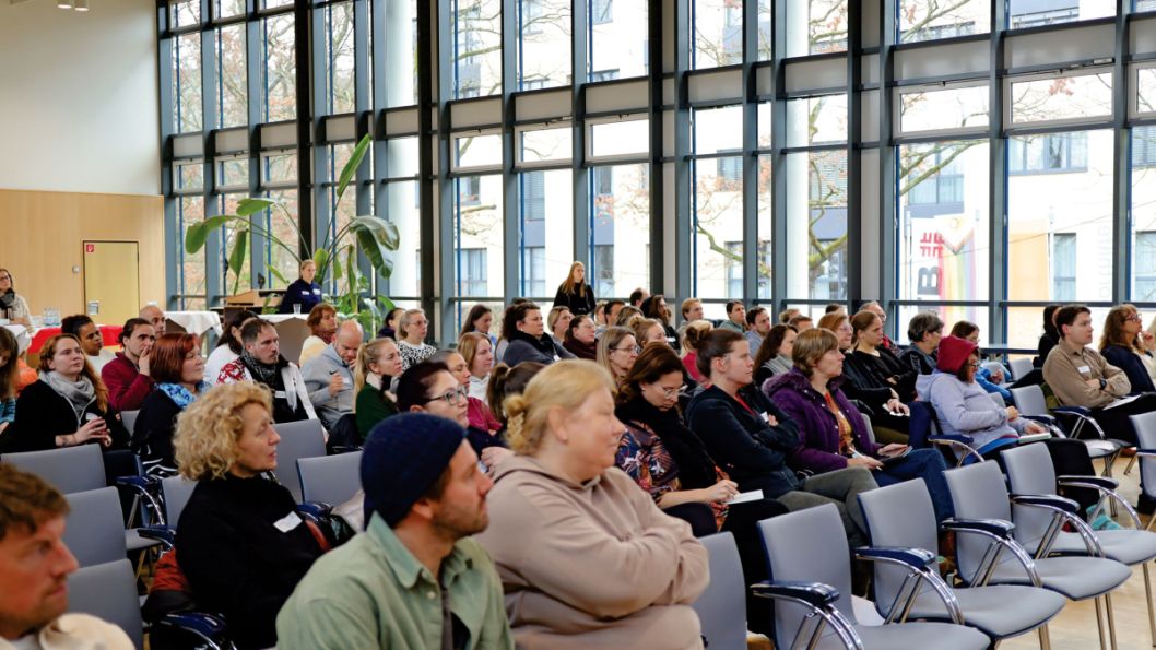 Rund 100 Teilnehmer*innen informierten sich auf dem Fachtag.