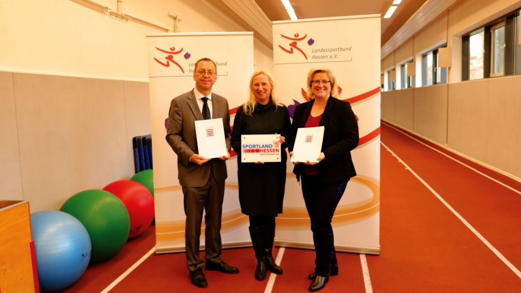 Zwei Förderbescheide überreichte Ministerin Diana Stolz an Juliane Kuhlmann und Andreas Klages.Foto: lsb h