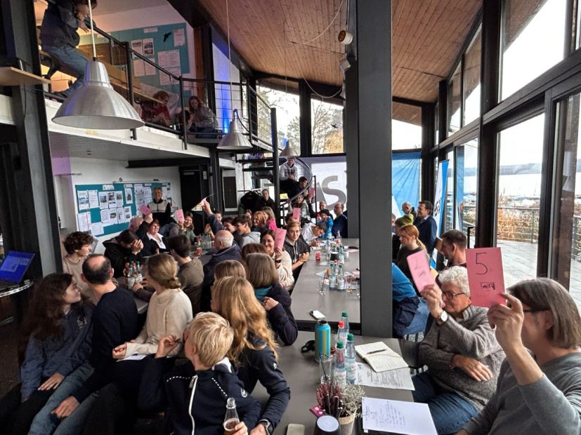 Zum Jugendseglertag war im Clubhaus des WSVL jeder Platz besetzt Bild: Conrad