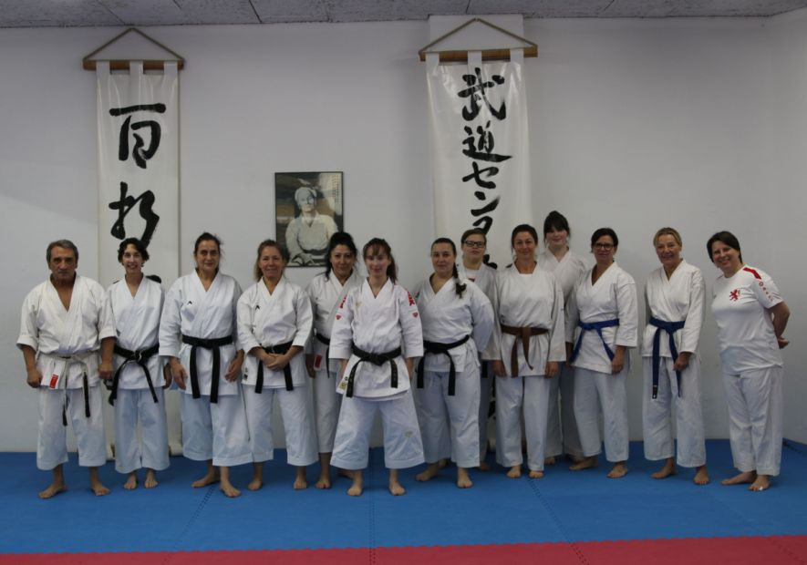 V.l.: Dimitrios Karamitsos (Trainer), Rebeca Garcia (Betreuerin), Joheina Hamami (Referentin), rechts außen: Anna Polanska (Frauenreferentin HFK), die restlichen Damen sind aus verschiedenen Hessischen Vereinen Bild: Martina Bier für den HFK