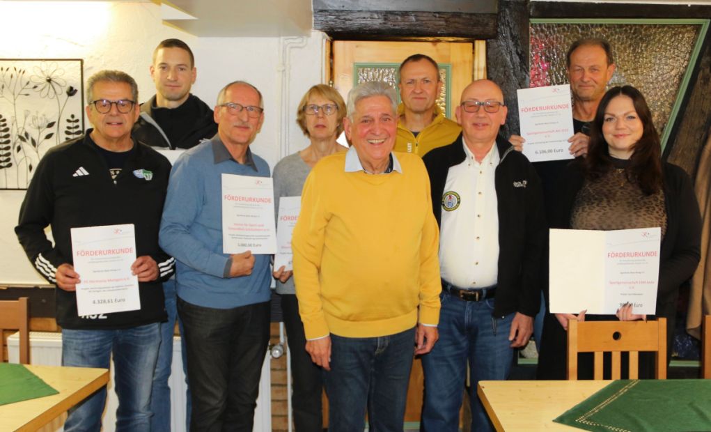 Vereinsmitglieder und Helmut Meister, Vorsitzender Sportkreis Main-Kinzig e.V.    Bild: Willi Schmitt