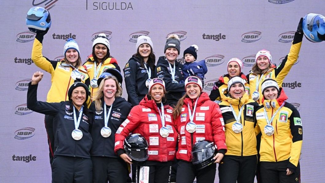 Gerade noch auf das Siegerfoto gerutscht sind Kim Kalicki und Anabel Galander (vordere Reihe von rechts in den gelben  Jacken)    Bild: Laura Lakovica /IBSF
