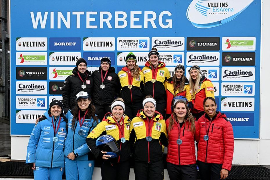 Die frisch gebackenen Junioren-Europameisterinnen Charlotte Candrix und Lena Brunnhübner grüßen auch nach diesem Rennen vom obersten Podestplatz (obere Reihe 3 und 4 von links in den gelben Jacken)    Bild: Dietmar Rieker