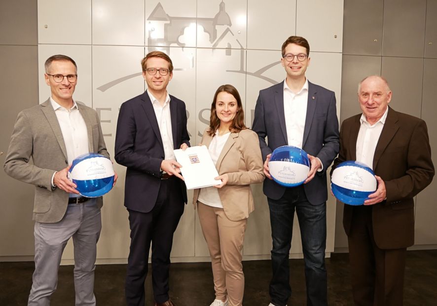 Staatssekretär Michael Ruhl (2. v. l.) überreicht der Petersberger Bürgermeisterin Claudia Brandes einen Förderbescheid über eine Million Euro für die Sanierung des Schwimmbades im Waidesgrund      Bild: Sebastian Kircher - Gemeinde Petersberg