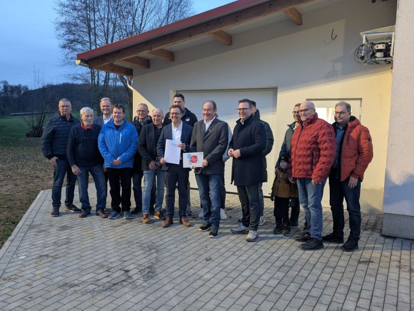 Fördergeldgeber und Mitglieder vor dem neuen Anbau. Bildmitte: EKB Frederik Schmitt, Vorsitzender Klaus Stey, Bürgermeister Christopher Gärtner    Bild: SV Schweben