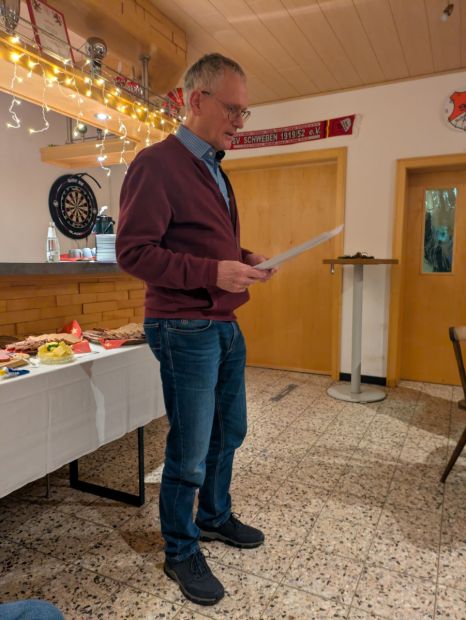 Der "Förderbeauftragte" des SV Schweben, Eugen Hack, gibt einen Überblick über die Investitionen des Vereins in den letzten Jahren und schildert die Antragsverfahren der Fördergeldgeber für diese Maßnahme. Er bedankt sich beim EKB und beim Sportkreis für die hervorragende Unterstützung bei der Antragstellung.    Bild: Harald Piaskowski