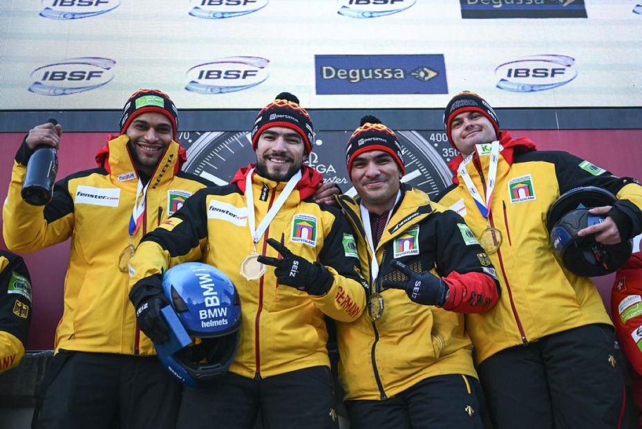 Allen Grund zum Feiern haben die frisch gebackenen Europameister und Weltcupsieger Joshua Tasche, Adam Ammour , Issam Ammour und Alexander Schaller (von links)    Bild: Viesturs Lacis IBSF