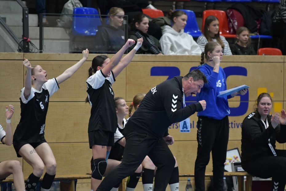 Landestrainer Rastislav Jedinak jubelt &uuml;ber einen Treffer der HHV Auswahl
    Bild: Dietmar Claus