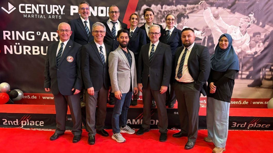 Gruppenbild der hessischen Kampfrichter von links nach rechts und von hinten nach vorne: 
Recep Selova, Züher Yetim, Zahar Mehri, Forough Yaghoubi, Katja Moder, Peter Bancov, Ali Nedaee, Dr. Yasin Islam (Kampfrichterreferent und SportData Germany), Thomas Luh, Bajram Dzigal, Büsra Karasungur    Bild: Thomas Luh für den HFK