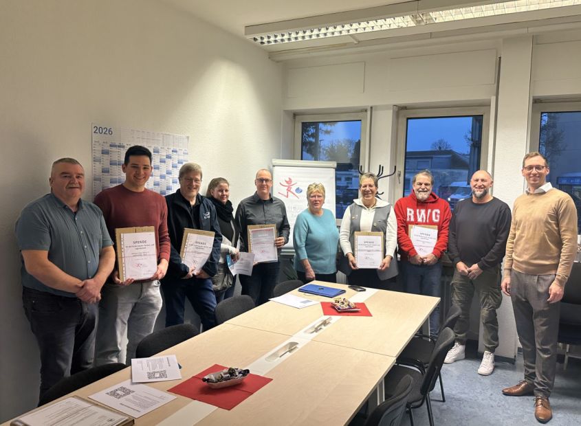 v.l.n.r. Armin Krammig, Jonas Reinstädt Ball-Sport-Verein Langenselbold; Stefan Frank Aeroclub Langenselbold; Susanne und André Klepzig Motorsportclub Freigericht; Brigitte Senftleben Sportkreis; Birgit Sczeburek Sportschützengemeinschaft Maintal; Alexander Winter, Klaus Bechtel Fußballclub Rot-Weiß Grossauheim; Florian Dinges Sportkreis. Bild: Sportkreis Main-Kinzig & Stadt Hanau e.V.