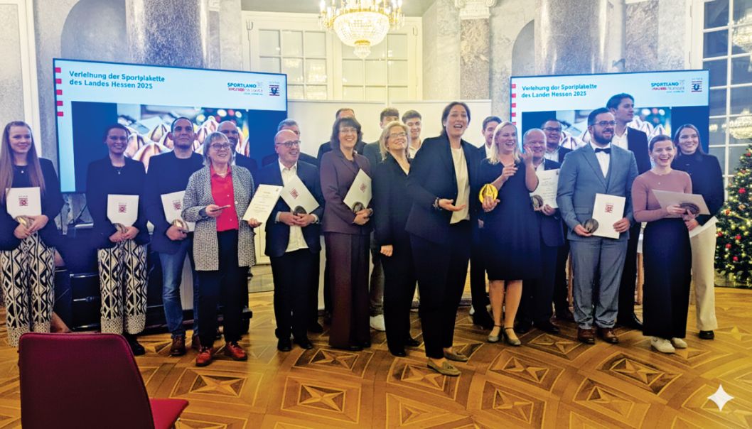 Gut gelaunte Preisträgerinnen und Preisträger. Unter den Ausgezeichneten waren auch die beiden Ehrensportkreisvorsitzenden Hein-Peter Möller (SK Fulda-Hünfeld) und Werner Eifert (SK Vogelsberg). Foto: Harald Piaskowski