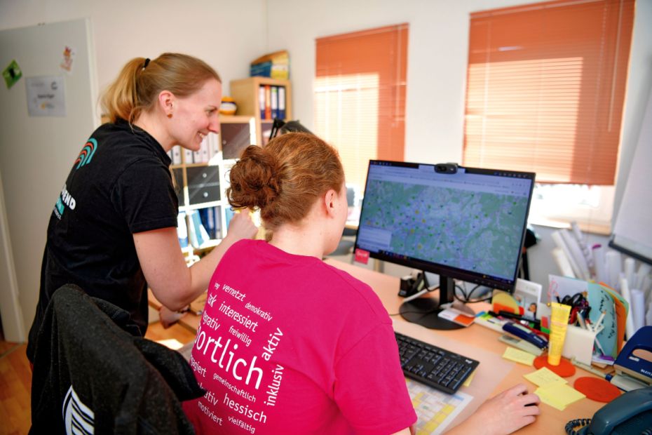 Eine Freiwillige wird von ihrer pädagogischen Betreuung unterstützt.Foto: Kai Peters/SJH